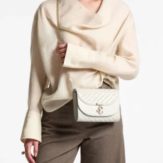 Avenue Curve Clutch – kopertówka z pikowanej skóry nappa w kolorze latte