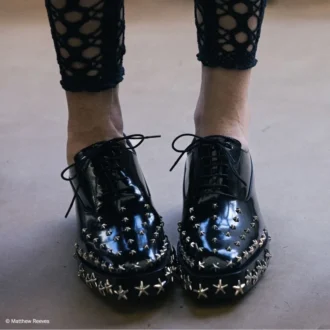 Jimmy Choo Noir Kei Ninomiya Star Buty czarne sznurowane z polerowanej skóry cielęcej z ozdobą w kształcie gwiazdy Jimmy Choo Noir Kei Ninomiya Star Buty czarne sznurowane z polerowanej skóry cielęcej z ozdobą w kształcie gwiazdy