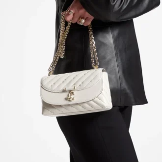 Mała pikowana torebka crossbody Curve z nappa w kolorze latte