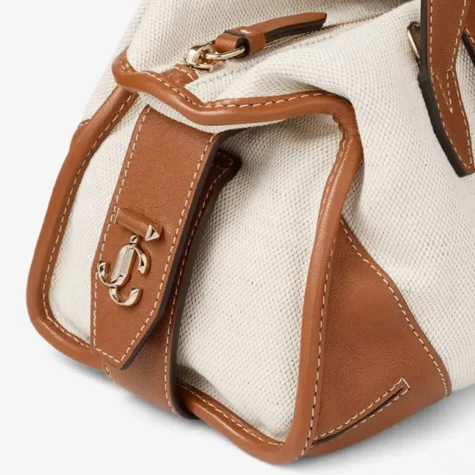 Mała torba podróżna Bar Holdall z naturalnego i jasnobrązowego płótna z recyklingu z wykończeniem ze skóry Biker Mała torba podróżna Bar Holdall z naturalnego i jasnobrązowego płótna z recyklingu z wykończeniem ze skóry Biker