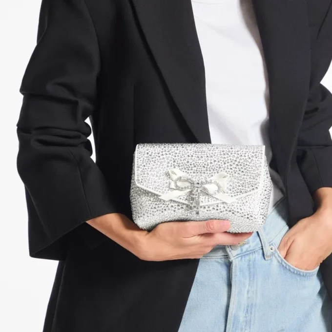 Mini torba z miękką kokardką Mini torba z satyny w kolorze kości słoniowej z kryształową kokardką Mini torba z miękką kokardką Mini torba z satyny w kolorze kości słoniowej z kryształową kokardką