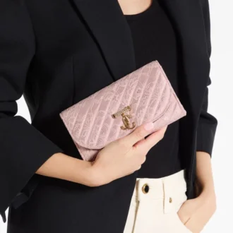 Portfel Curve z łańcuszkiem Portfel Jimmy Choo z pikowanej skóry w kolorze różowym z kryształowym paskiem jimmy choo