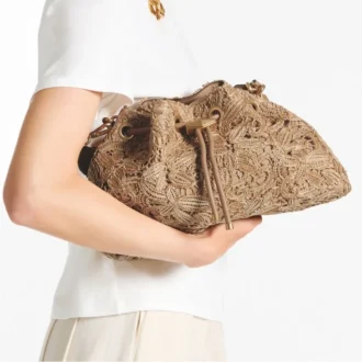 Średnia torba na ramię Cinch z naturalnej rafii w kwiatowy wzór