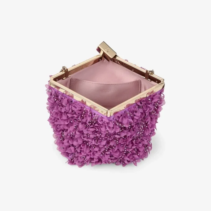 Satynowa kopertówka Ganache w kolorze fioletowej orchidei z haftem w kształcie płatków Satynowa kopertówka Ganache w kolorze fioletowej orchidei z haftem w kształcie płatków