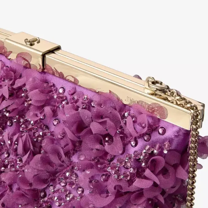 Satynowa kopertówka Ganache w kolorze fioletowej orchidei z haftem w kształcie płatków Satynowa kopertówka Ganache w kolorze fioletowej orchidei z haftem w kształcie płatków