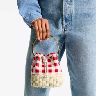 Torba Bon Bon typu bucket z bawełnianej tkaniny w kratkę w kolorze rubinowej czerwieni i wikliny