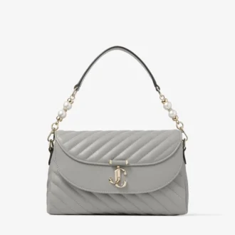 Torba Curve Top Handle z pikowaną skórą w kolorze gołębim i perłowymi detalami