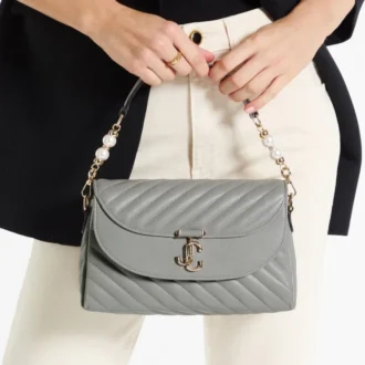 Torba Curve Top Handle z pikowaną skórą w kolorze gołębim i perłowymi detalami